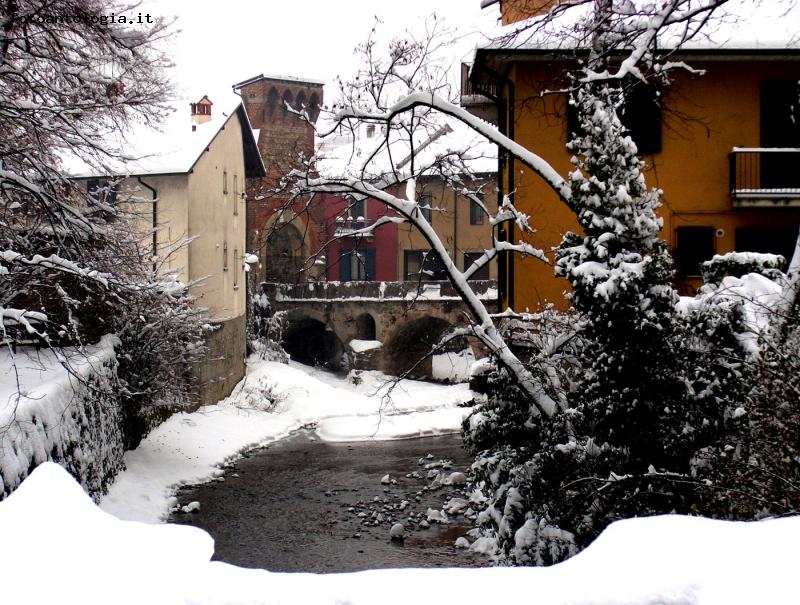 Il ponte di San Rocco incorniciato dalla neve
