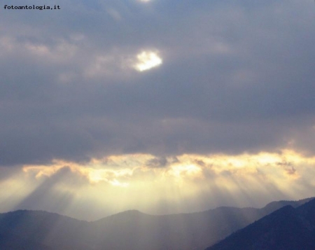 sole fra le nuvole