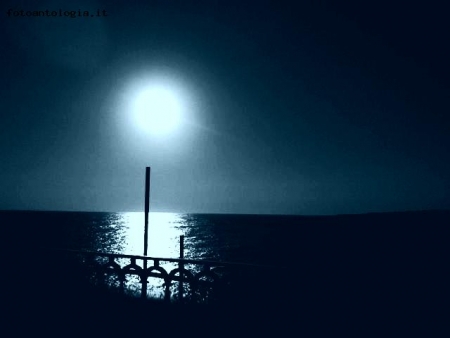 Notte di luna piena sul lungomare di Ortigia (SR)