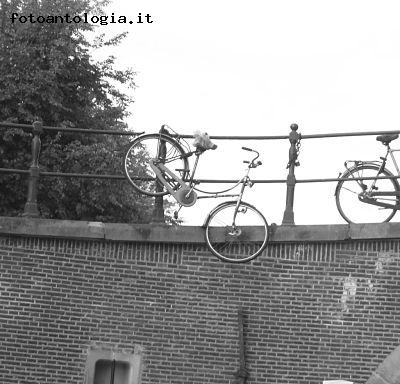 Impossibile parcheggiare la bici ad Amsterdam...