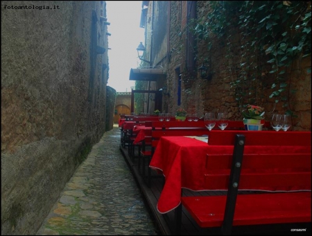 mattino sul ristorante in rosso