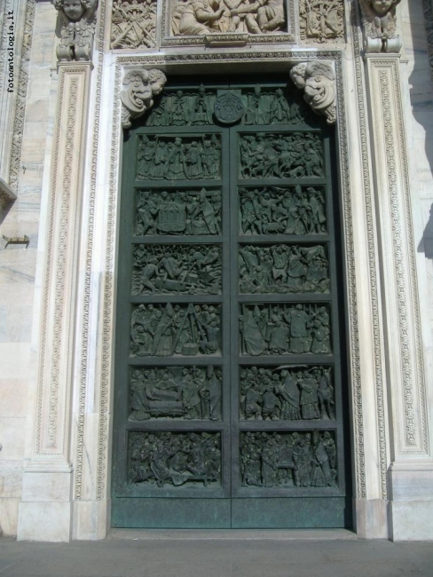 Milano - Duomo, una delle porte bronzee