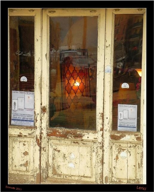 Vecchia vetrina d'antiquariato a Lerici