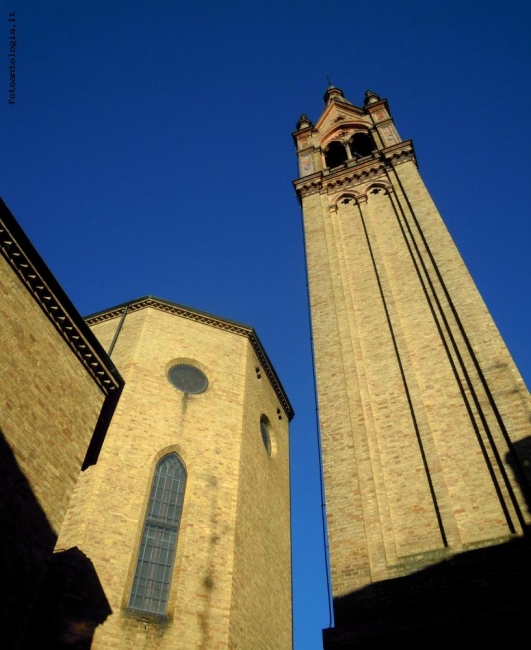 chiesa e campanile di Castelvetro (MO)