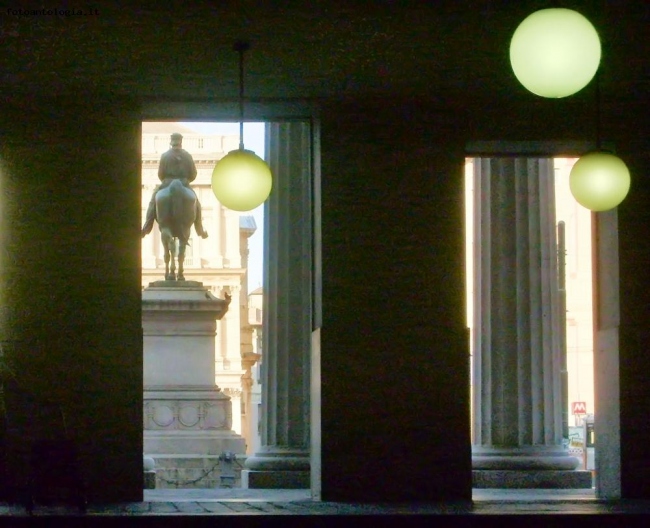 Garibaldi in Piazza De Ferrari dall'atrio del Carlo Felice