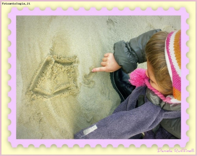 Linda disegna sulla sabbia...