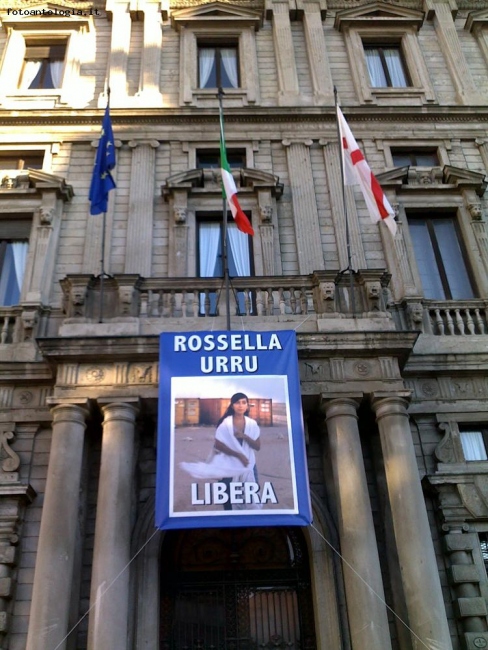 Milano, manifesto per Rossella Urru 