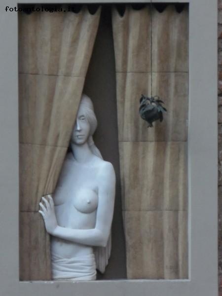 alla finestra