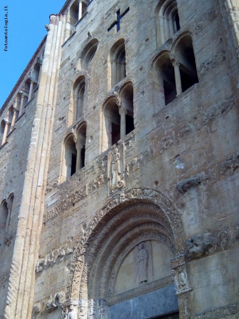 Pavia - S. Michele Maggiore - scorcio della facciata