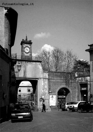 Tuscania -Porta di Poggio Arco dell'orologio