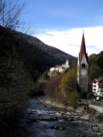 Chiesa e castello sul fiume