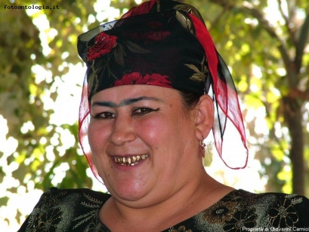 Uzbekistan, cameriera in una chaykhana