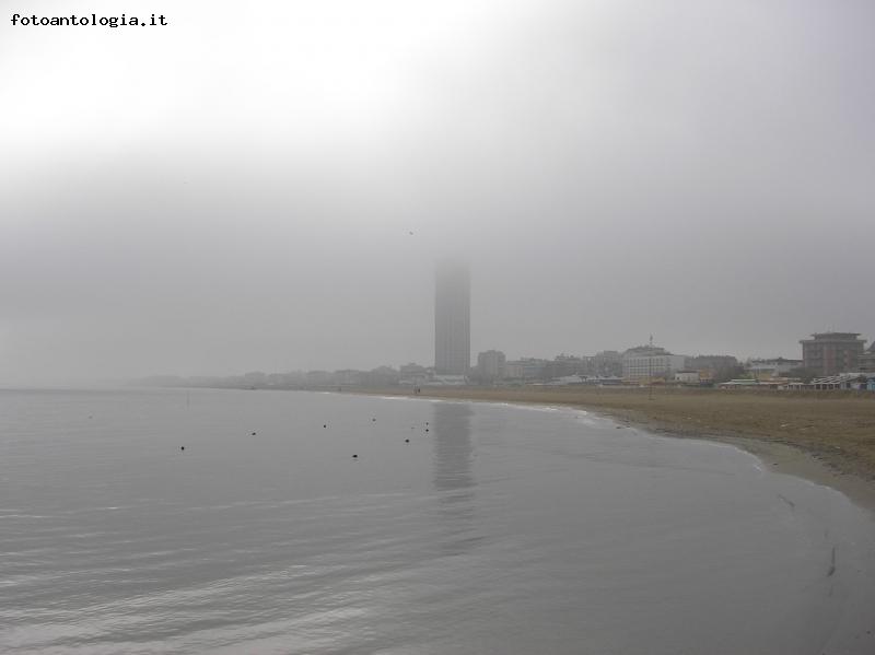 il grattacielo nella nebbia