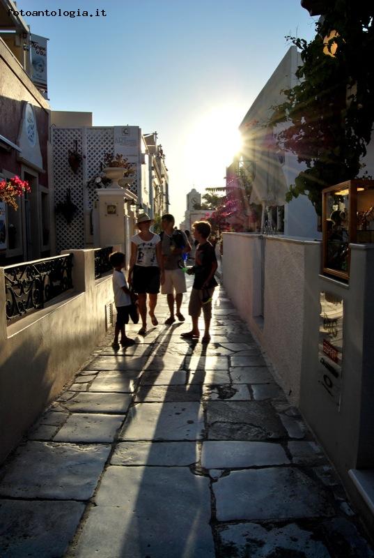 Famiglia in strada , Santorini 2009