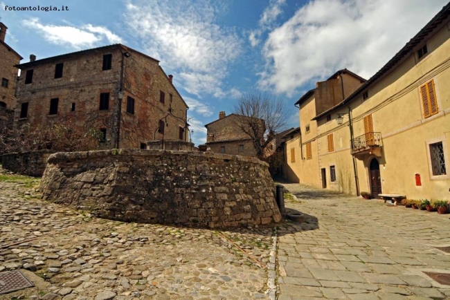 Rocca D'Orcia - Piazza del Pozzo