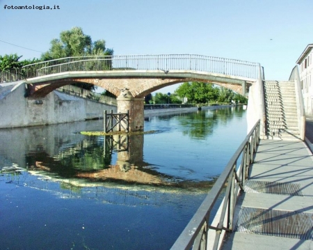 Naviglio Grande - Gaggiano, ponte pedonale.