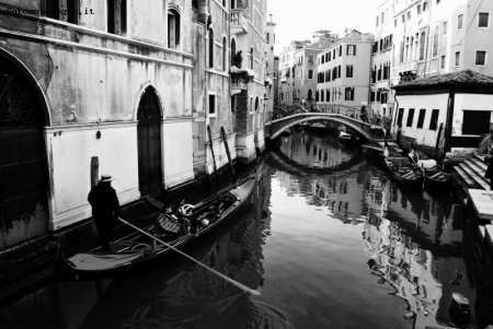 GONDOLA NEL CANAL