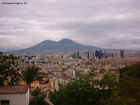 NAPOLI i grattacieli e il vesuvio