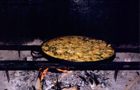 Spagna - Paella in cottura sulla brace