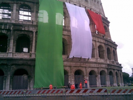 Tricolore sul colosseo