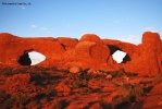 Foto Precedente: Finestre rocciose sotto il sole rosso